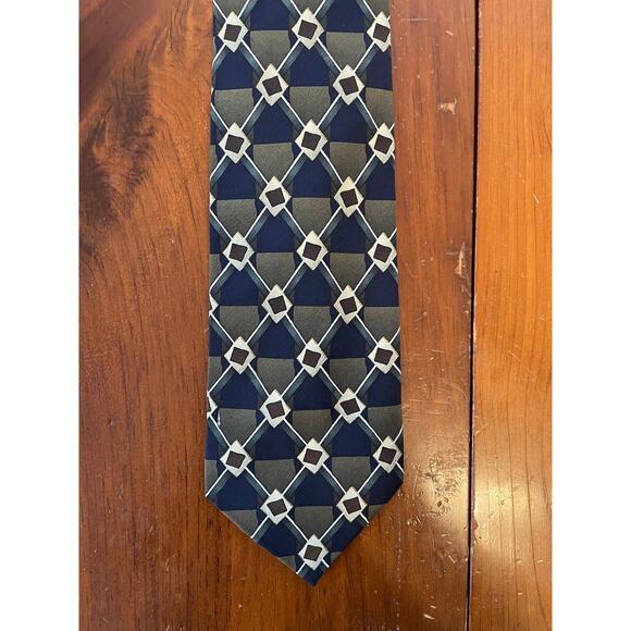Studio Z Tie, All Silk, Hand Sewn - Flaw, see description and photos - Picture 1 of 8